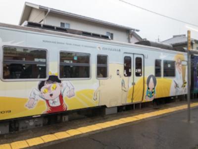 列車の車体にゲゲゲの鬼太郎のキャラクターがペイントされています