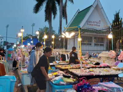 ホテルの正面の道。夕方になると露店出現