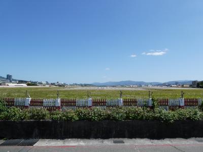 松山機場へ離着陸する飛行機をまぢかに