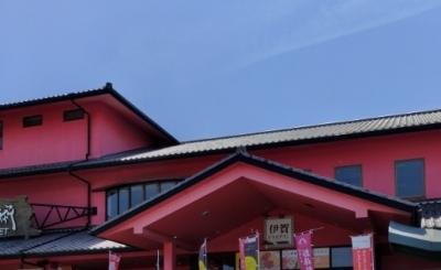 赤い建物と白い看板が目印