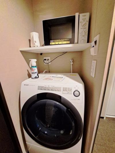 洗濯機と電子レンジがある便利なホテル