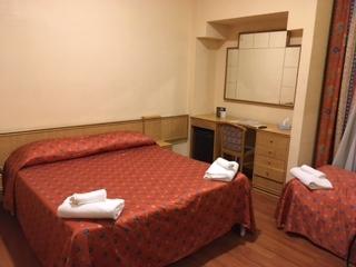 ダブルベッドにエキストラを入れたツイン