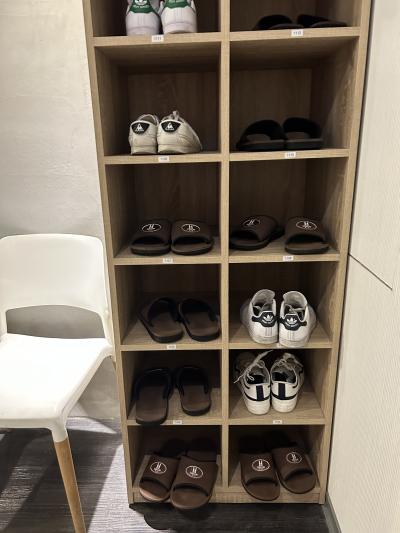 フロア入口でスリッパに履き替えます。在室かわかっちゃいますが