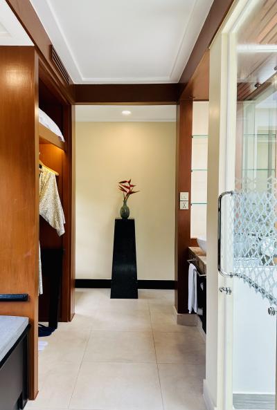 水回りは明るくグリーンが見えて室内には極楽鳥花？