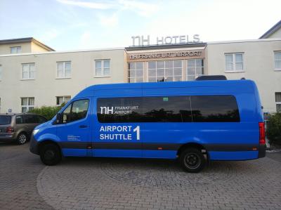 外観とシャトルバス。これで送迎をしてくれます。