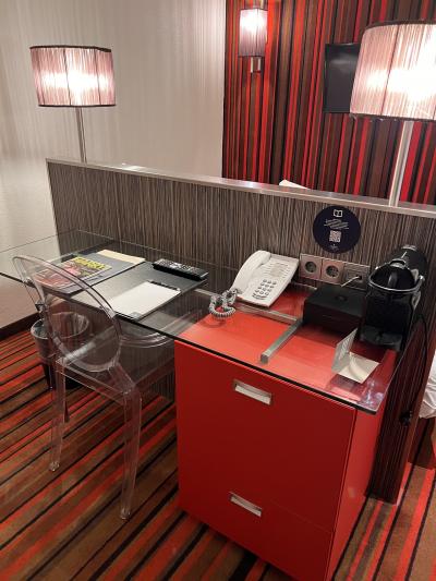 ドアを開けると、デスク、その向こうにベッドがあります