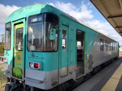レトロな車両と小さな駅