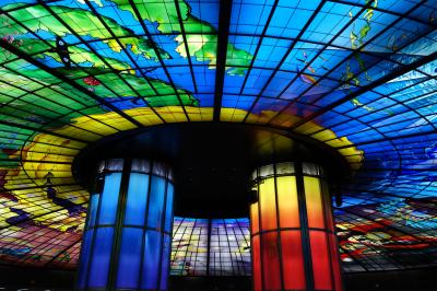 高雄MRT2路線使えて便利な駅、美しいドームは必見です