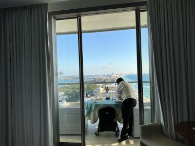 朝食のルームサービスをバルコニーに準備して頂いている様子