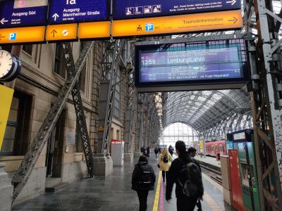 悪天候時は１番ホームを直進