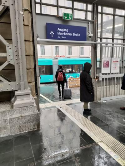 ちょうどホテル正面のところに駅の出口があります。