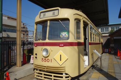荒川車庫の隣にむかしの路面電車が展示されている