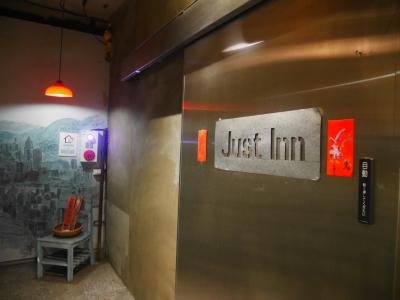 ステンレスの自動ドアを開けるとフロントです