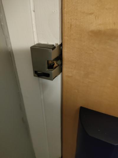 ドアのロックの一つが壊れている。