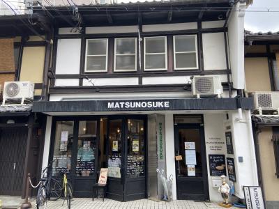 アメリカ仕込みの人気のカフェ、多くの外国人がゆったりと時間を過ごす