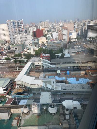 部屋から見た台南駅。向こうに広がるのが市内。
