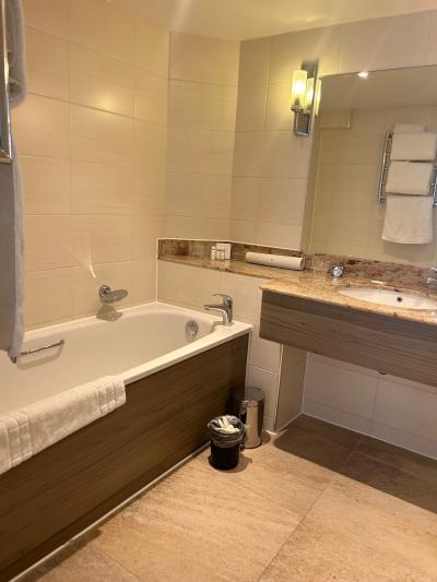 バスタブとは別に、独立したシャワールームがある