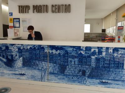 フロントの壁もタイル張り