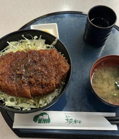 茅野駅に土産物店とレストランがあります。