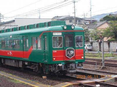 こうや花鉄道 天空 (南海電鉄)　　急勾配・急曲線の険しい山間を縫いながら、高野山へ向かう観光列車です