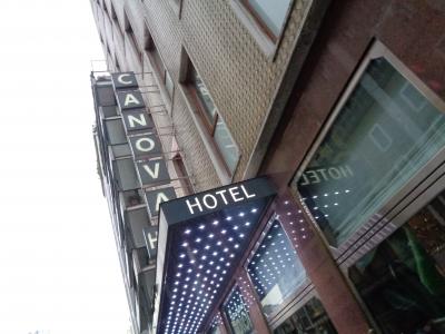 駅前広場を斜め左手に行くとすぐ見えます。