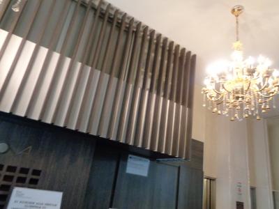 ロビーはやや狭いですが落ち着いた雰囲気です。