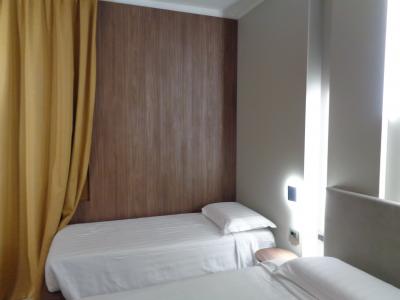 ツインのベッドはちゃんと分かれてました。