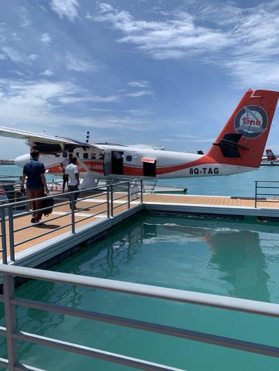 水上セスナで移動です