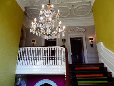 シャンデリアがある階段ホール