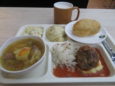 ノミンデパートの道の反対側にあるいろいろなメニューのあるセルフサービスの店