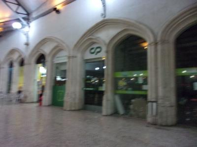 ロシオ駅の改札階にあります。