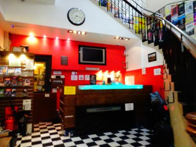 フロント、部屋は階上