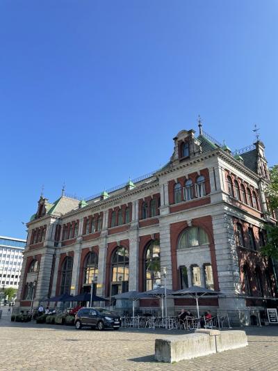 左手に回るとホテルの入り口