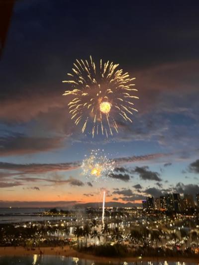 隣の部屋とのドアから音漏れがあり、隣人の会話により起こされます。