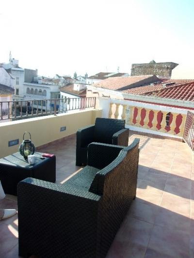 屋上にはイスとテーブル。ここでくつろぐのもよし。