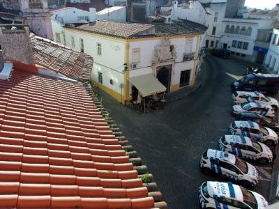 お隣は警察署。パトカーがずらり。