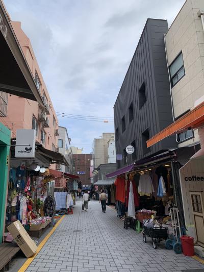 衣類や雑貨、おみやげ物、カフェなど迷路のような区画を歩き回りました。