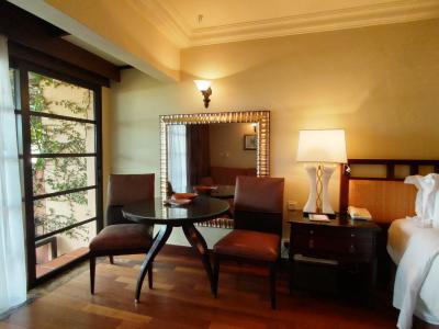 テーブルセットの他にソファーもあります