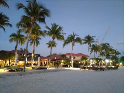 夕暮れのビーチからホテル方面を撮影