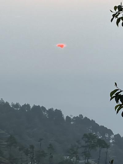 朝日がチラッと。ヒマラヤ山脈見たかったー