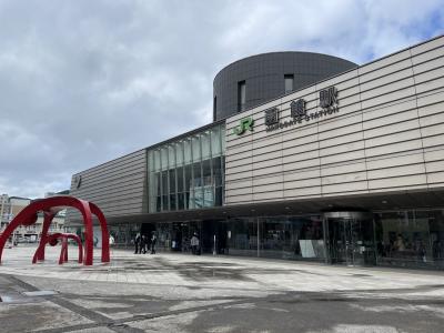 新しくて綺麗な駅舎です。