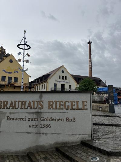 おいしいビール。地元のお客さんで賑わっています。