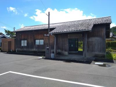 無人駅　鳩さんが遊びに来てます