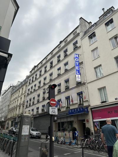 すぐ前に日本食レストランあり。