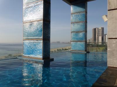 プールは4階。ビーチベットは少な目