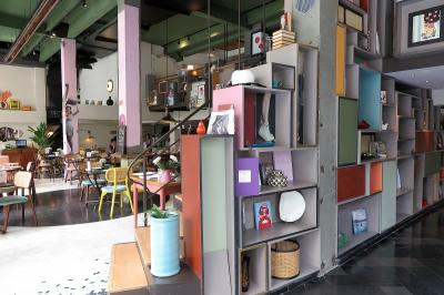 チェックイン手続き中に、朝食会場でもあるカフェバーをパチリ