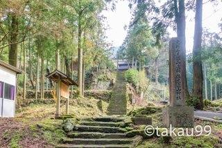 急な石段を登ると境内が広がる