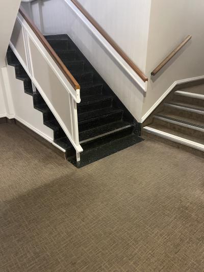 普通の階段とは別で、廊下用の段差あり