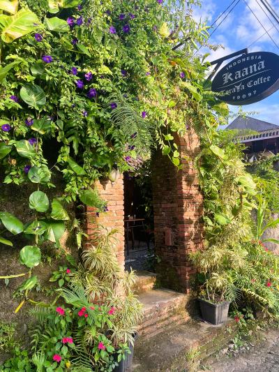 同じ建物内にオシャレなカフェあり