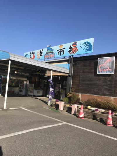 地元産の海鮮魚や海産物が並ぶ、素朴な感じの市場